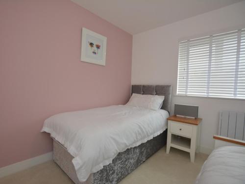 3 bed property in Ferryside 53442