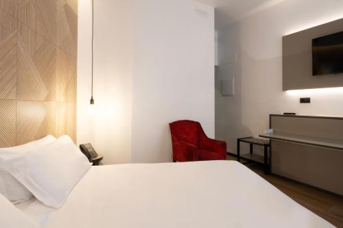 London Hotel - image 5