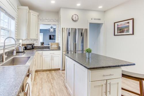 Family Holiday Retreat! Mtn-View Blue Ridge Home in Marion