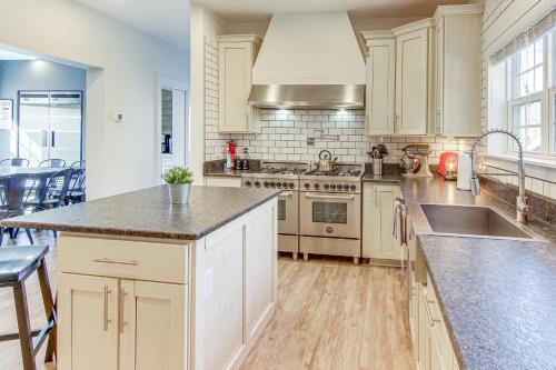 Family Holiday Retreat! Mtn-View Blue Ridge Home in Marion