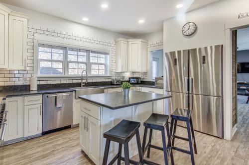 Family Holiday Retreat! Mtn-View Blue Ridge Home in Marion