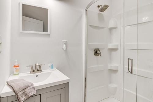 Spacious Mountain Escape near Mount Mitchell! - image 7