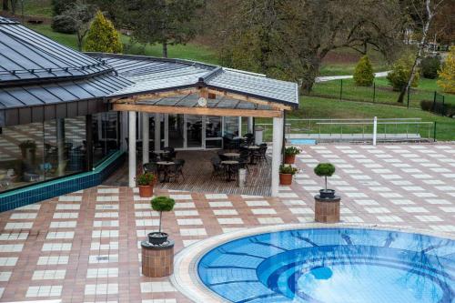 Hiška sončni hrib. (Hiska soncni hrib.) in โนโวเมสโต