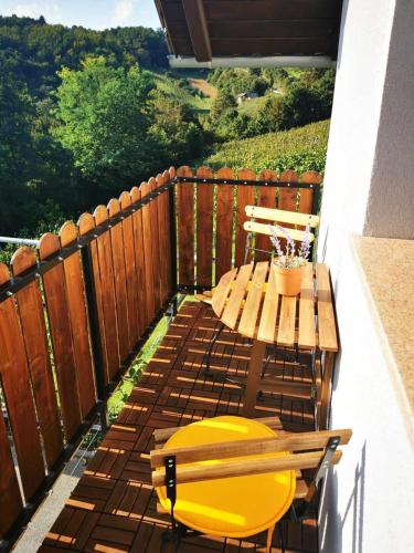 Hiška sončni hrib. (Hiska soncni hrib.) in โนโวเมสโต