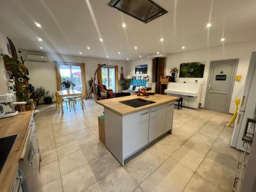 Villa entière au calme avec piscine partagée et jardin (Villa entiere au calme avec piscine partagee et jardin) in Pertuis Town Center