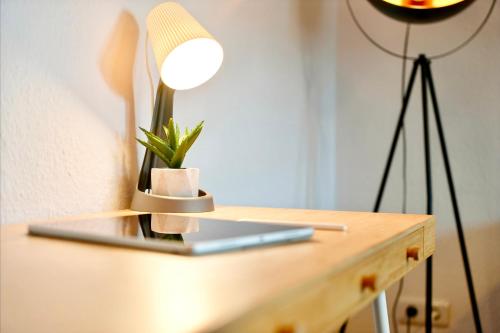 Design Apartment - Boxspringbett - Waschmaschine - 55 Zoll Smart-TV - Netflix inklusive - Arbeitsplatz