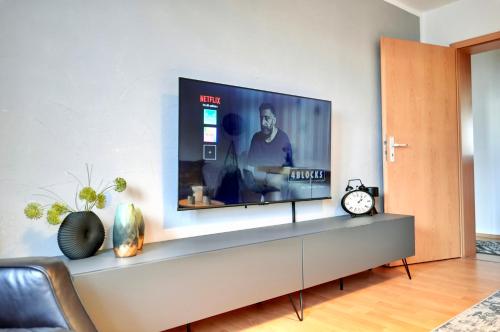 Design Apartment - Boxspringbett - Waschmaschine - 55 Zoll Smart-TV - Netflix inklusive - Arbeitsplatz