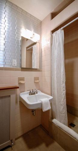 Budget Double Room image 10