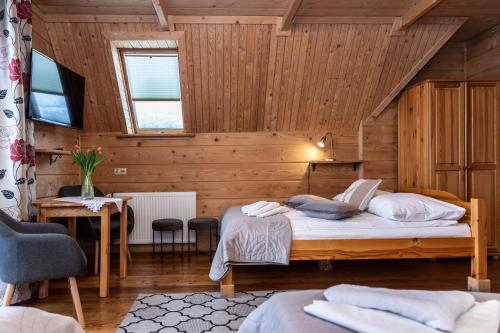 1 double bed, 2 twin beds