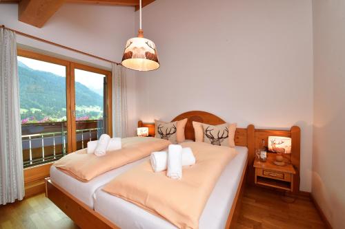 1 queen bed, 2 sofa beds