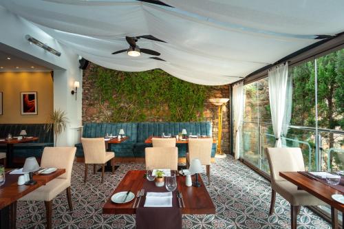 Hotel Savoy - image 7