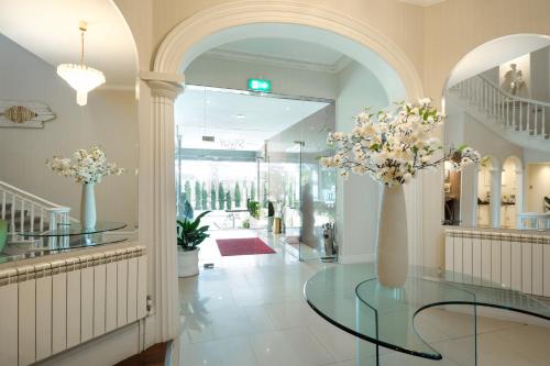 Vestíbulo, Hotel Savoy in Saint Helier