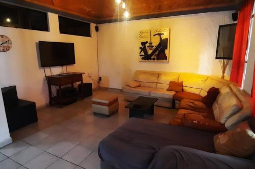 Casa AMPLIA en excelente UBICACIÓN! in Santa Julia, Mexico