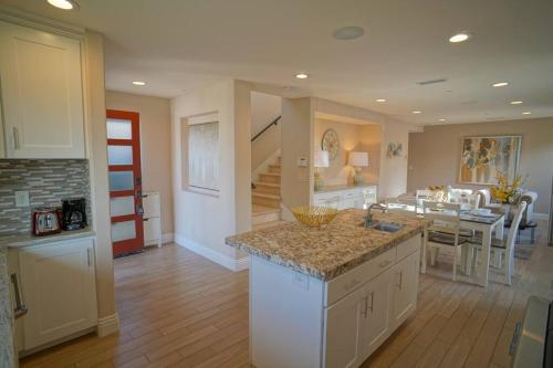 Steps from the Sand-Rooftop Spa-Incredible Views in Newport Beach, USA