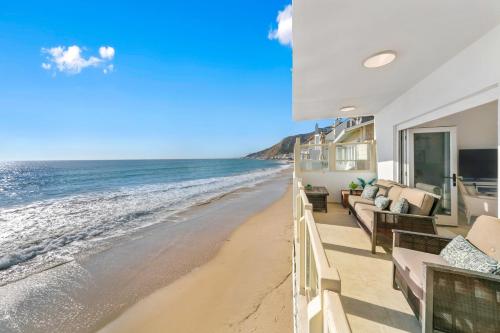 Beachfront Malibu House with 3 Decks, Jacuzzi, Sauna