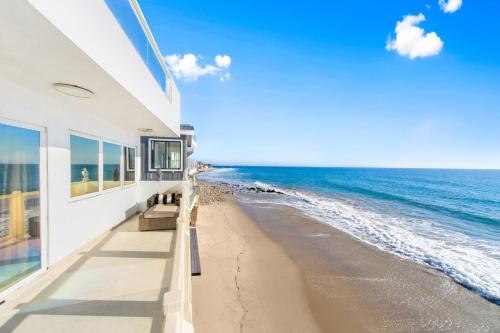 Beachfront Malibu House with 3 Decks, Jacuzzi, Sauna