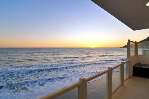 Beachfront Malibu House with 3 Decks, Jacuzzi, Sauna