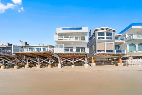 Beachfront Malibu House with 3 Decks, Jacuzzi, Sauna