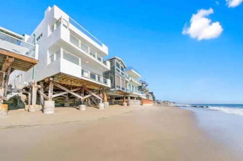 Beachfront Malibu House with 3 Decks, Jacuzzi, Sauna