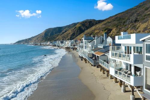 Beachfront Malibu House with 3 Decks, Jacuzzi, Sauna