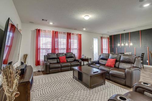 Lovely Richmond Home with Outdoor Kitchen and Grill! in Richmond, USA