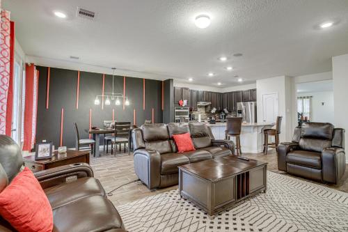 Lovely Richmond Home with Outdoor Kitchen and Grill! in Richmond, USA