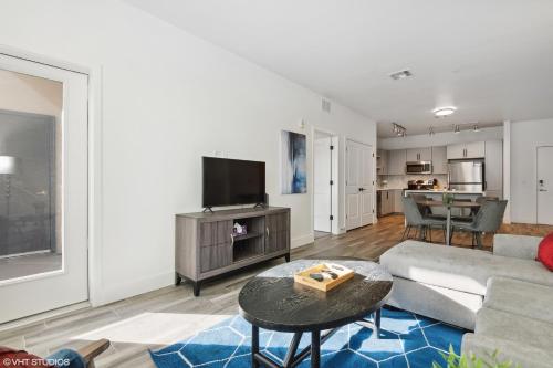 PURE SUITES 2 BED DOWNTOWN PHOENIX POOL GYM - Tap to explore photos