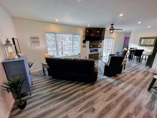 37PA Superbly appointed riverfront home in LIttleton! Skiing, hiking, firepit, wifi! in Littleton (New Hampshire)