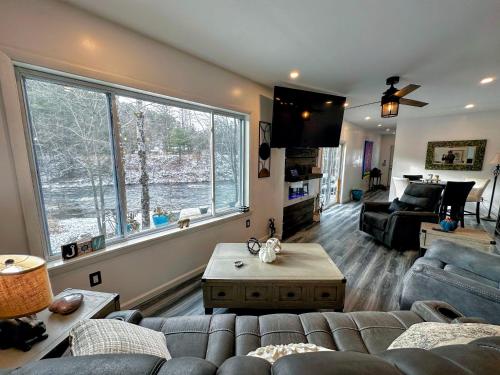 37PA Superbly appointed riverfront home in LIttleton! Skiing, hiking, firepit, wifi! in Littleton (New Hampshire)