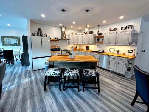 37PA Superbly appointed riverfront home in LIttleton! Skiing, hiking, firepit, wifi! in Littleton (New Hampshire)