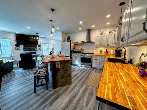 37PA Superbly appointed riverfront home in LIttleton! Skiing, hiking, firepit, wifi! in Littleton (New Hampshire)