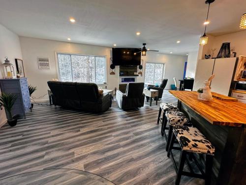 37PA Superbly appointed riverfront home in LIttleton! Skiing, hiking, firepit, wifi! in Littleton (New Hampshire)