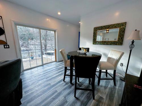 37PA Superbly appointed riverfront home in LIttleton! Skiing, hiking, firepit, wifi! in Littleton (New Hampshire)