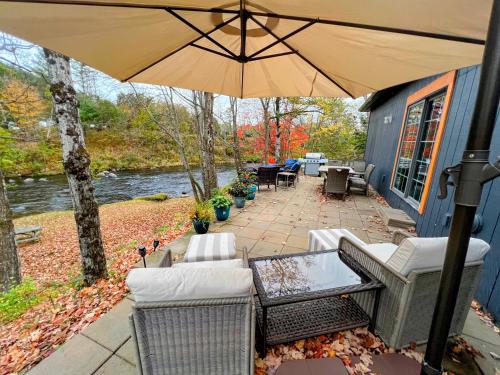 37PA Superbly appointed riverfront home in LIttleton! Skiing, hiking, firepit, wifi!