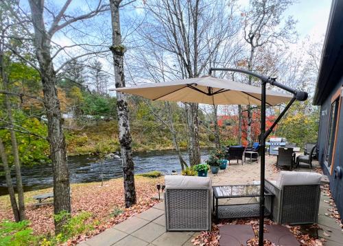 37PA Superbly appointed riverfront home in LIttleton! Skiing, hiking, firepit, wifi!