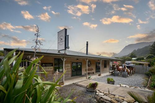 . Punakaiki Rocks Hotel & Garden Bar