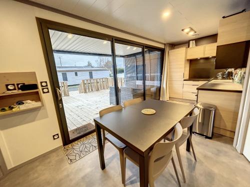Chalet Jullouville, 3 pièces, 4 personnes - FR-1-361-527 (Chalet standing avec piscine chauffee, 4 couchages, proche plage et commerces, WIFI inclus - FR-1-36) in Jullouville