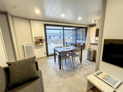 Chalet Jullouville, 3 pièces, 4 personnes - FR-1-361-527 (Chalet standing avec piscine chauffee, 4 couchages, proche plage et commerces, WIFI inclus - FR-1-36) in Jullouville