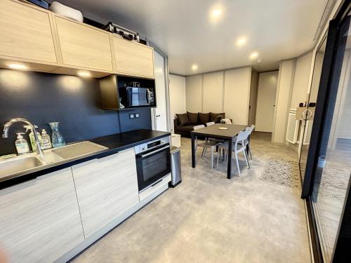 Chalet Jullouville, 3 pièces, 4 personnes - FR-1-361-527 (Chalet standing avec piscine chauffee, 4 couchages, proche plage et commerces, WIFI inclus - FR-1-36) in Jullouville