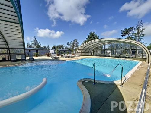 Chalet Jullouville, 3 pièces, 4 personnes - FR-1-361-527 (Chalet standing avec piscine chauffee, 4 couchages, proche plage et commerces, WIFI inclus - FR-1-36) in Jullouville