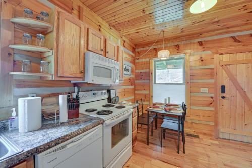 Pet-Friendly Cabin with Hot Tub in Daniel Boone NF in Beattyville, USA