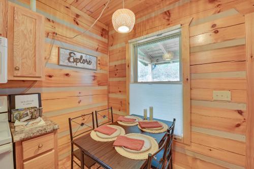 Pet-Friendly Cabin with Hot Tub in Daniel Boone NF in Beattyville, USA