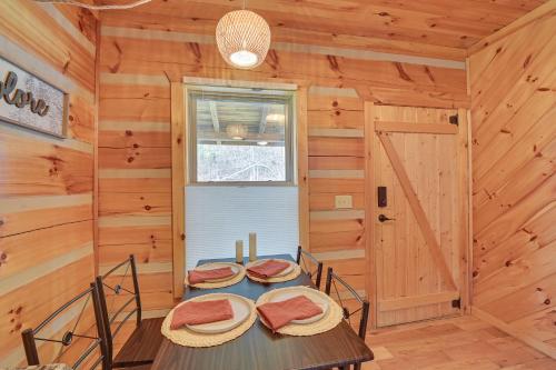 Pet-Friendly Cabin with Hot Tub in Daniel Boone NF in Beattyville, USA