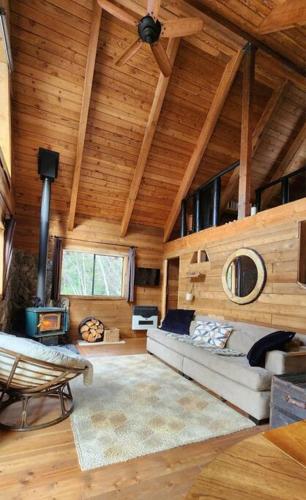 Alpine Retreat: Off-Grid Cabin Winter Adventure - Chalet - Pemberton