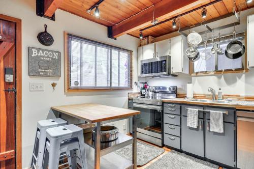 Inviting Mt Hood Cabin with Deck 1 Mi to Skibowl! - image 9