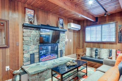 Inviting Mt Hood Cabin with Deck 1 Mi to Skibowl! - image 2