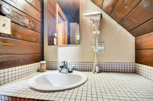 Inviting Mt Hood Cabin with Deck 1 Mi to Skibowl! - image 10