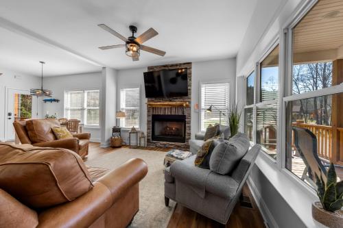 Charming Murphy House with Deck and River Views! in Murphy, USA