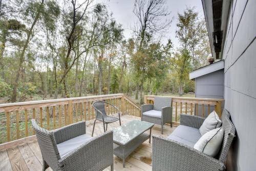 . Deck, Yard and Outdoor Dining Destrehan Getaway!