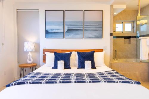 Ocean view, two-level condo with stunning view, decks, fast WiFi & fireplace - Tap to explore photos